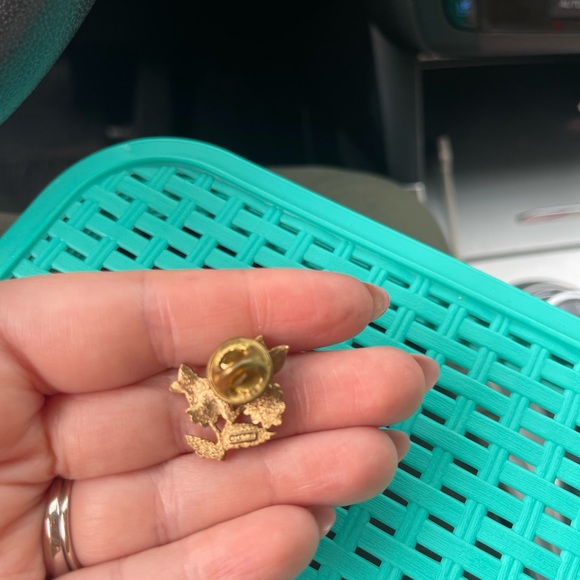 Elegant Gold Floral brooch - Picture 3 of 4